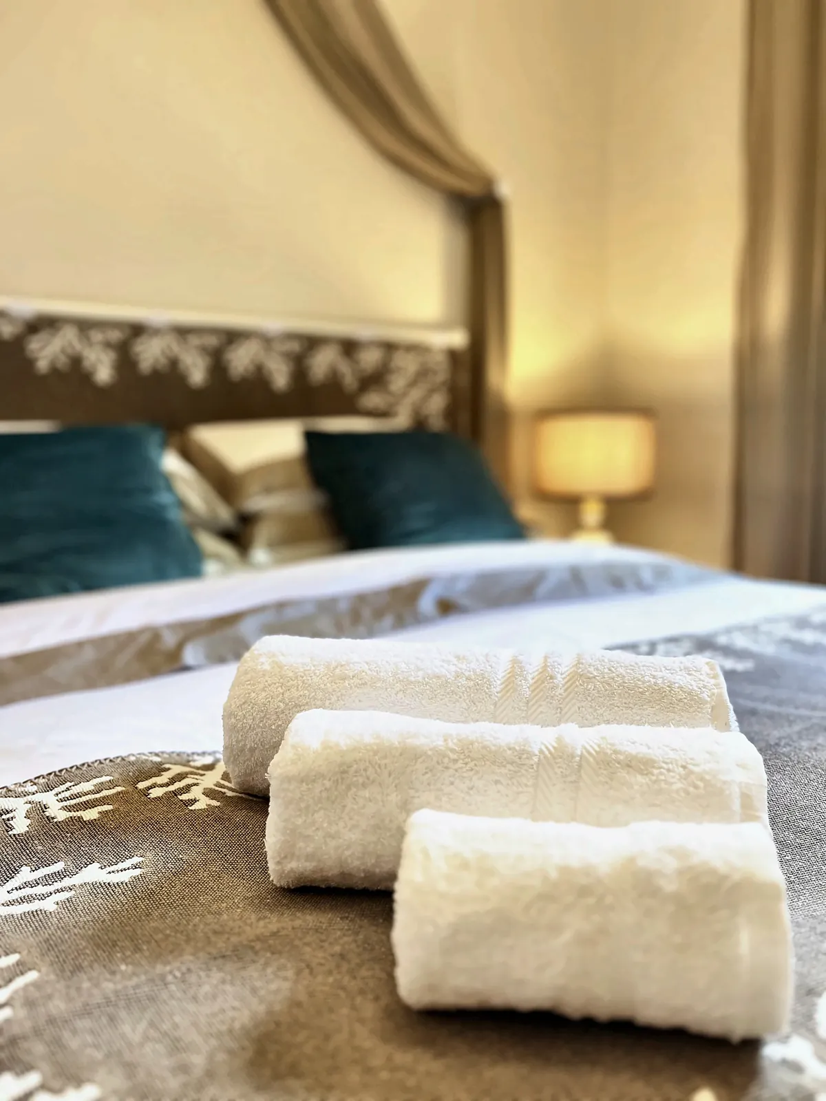 Letto con asciugamani piegati