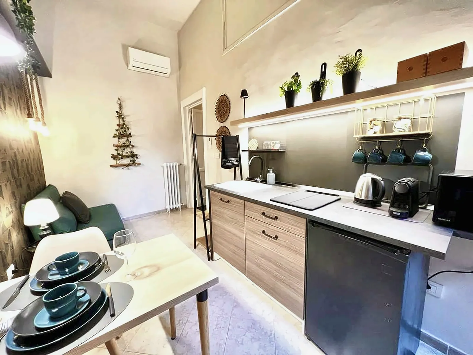 Cucina con piano di lavoro e mensole