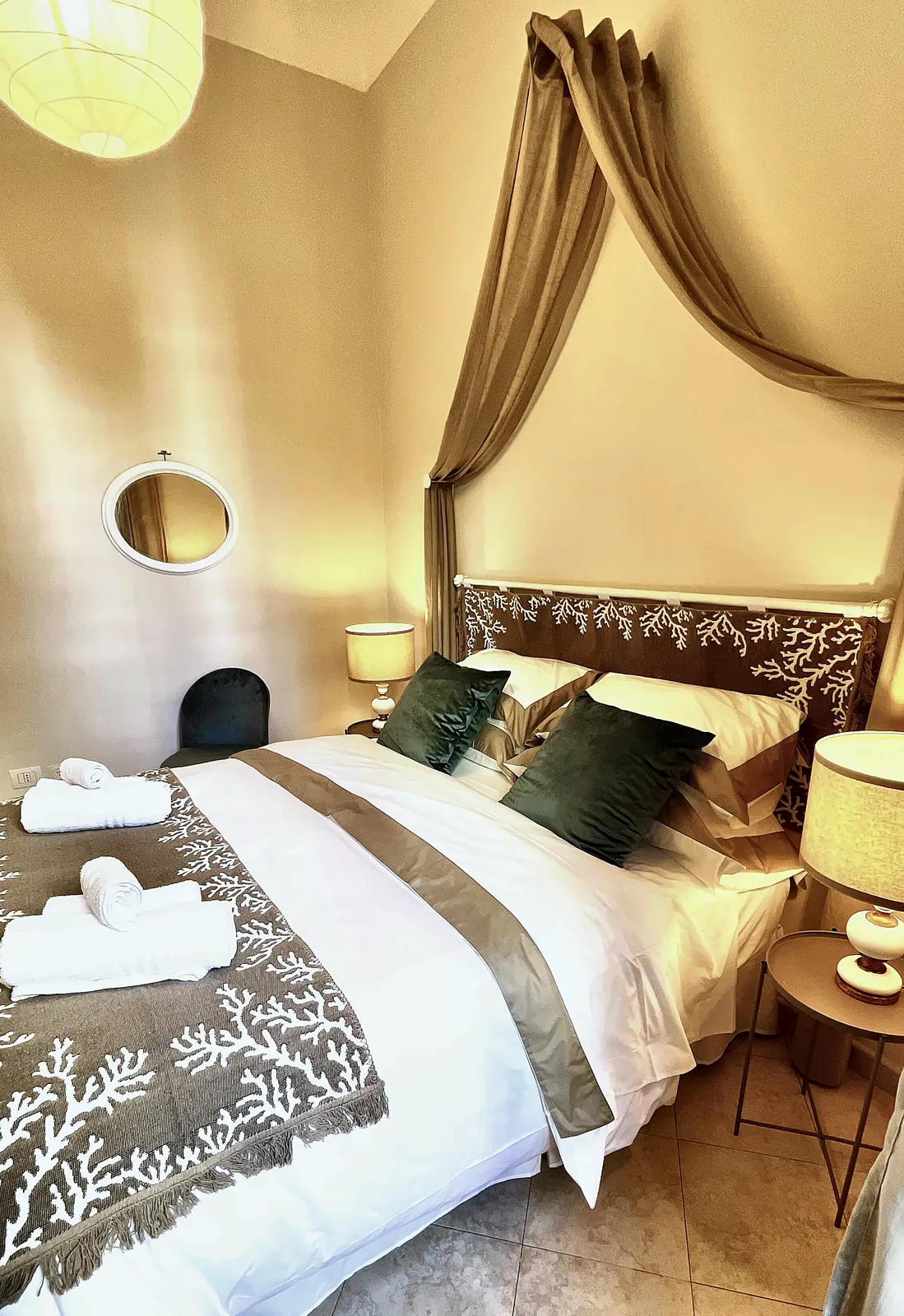Letto matrimoniale con baldacchino