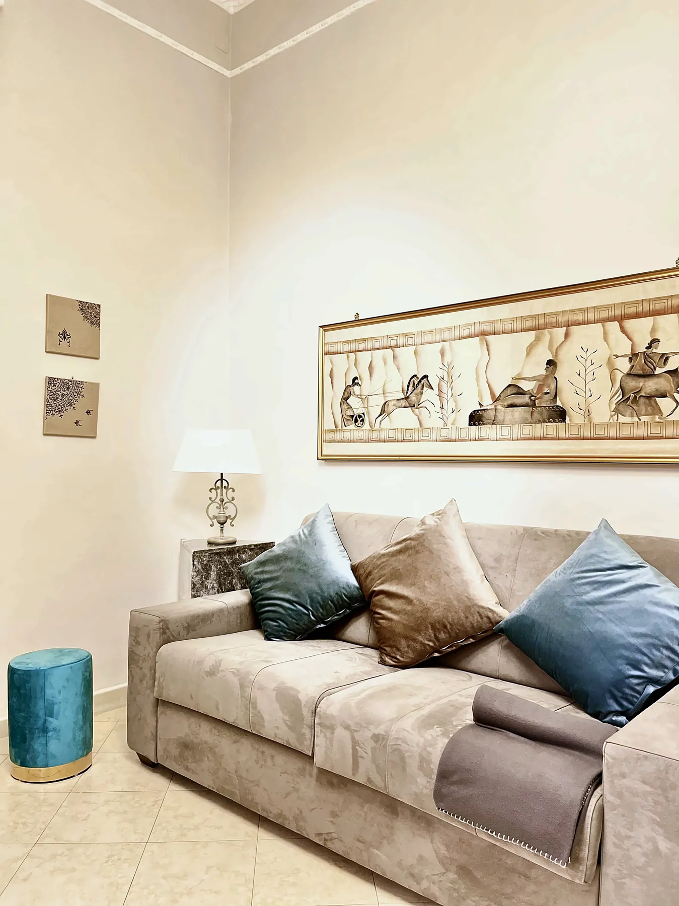 Soggiorno con divano letto e cuscini turchesi